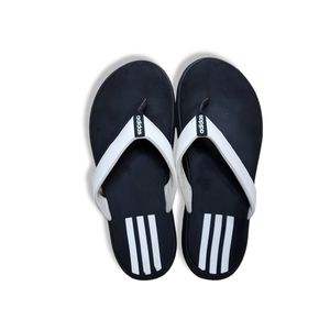 Adidas SZ 7.5 Women’s flip flop sandal Cloud white  Confort Slides.